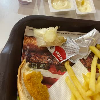 Burger King'de Hayal Kırıklığı: Tavuk Tüyü Ve Eksik Sipariş