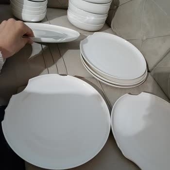 Kırık Yemek Takımları Ve Yetersiz Müşteri Hizmeti