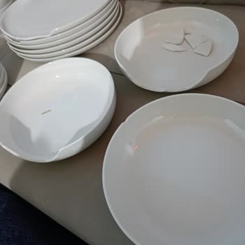 Kırık Yemek Takımları Ve Yetersiz Müşteri Hizmeti
