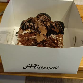 Bayat Profiterol Ve Bozuk Renkli Pasta Hayal Kırıklığı