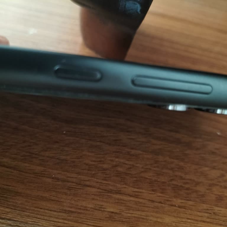 Samsung Galaxy A54'ün Arka Kapağı Sürekli Açılıyor
