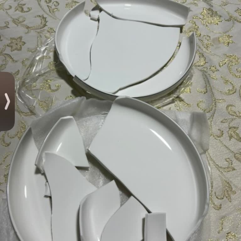 Kırık Tabaklar Ve Yetersiz Müşteri Hizmeti