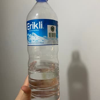 Erikli Su Şişesinde Şok Edici Yosun Problemi