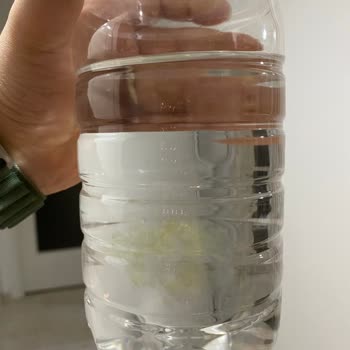 Erikli Su Şişesinde Şok Edici Yosun Problemi