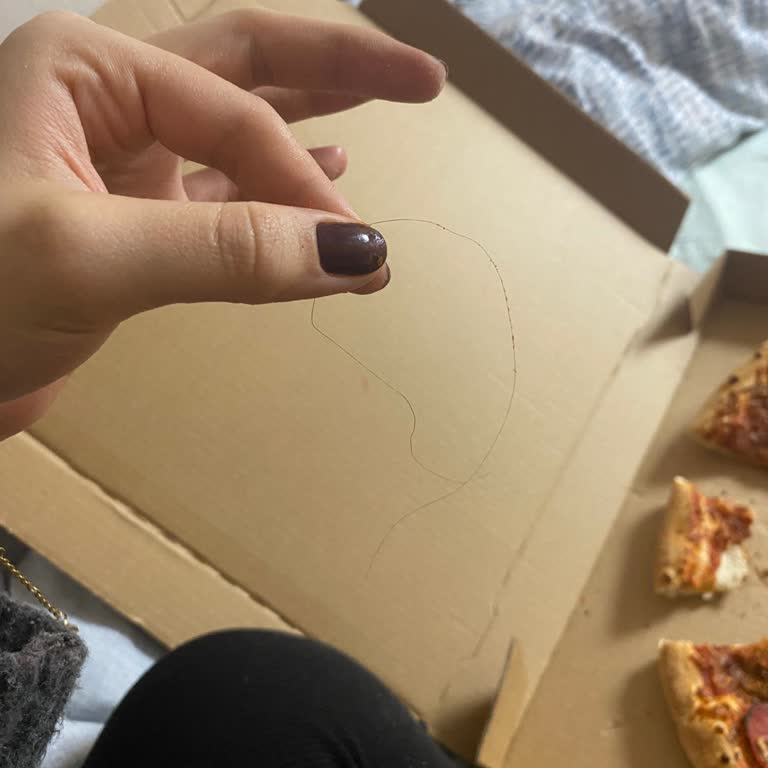 Domino's Pizzada Hijyen Sorunu: Saç Kuşu Şoku