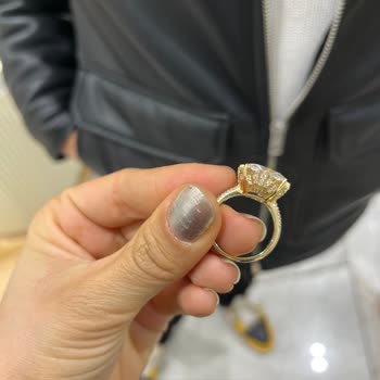 Büyük Taşlı Yüzükte Sorunlar Ve İletişimsizlik