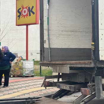 Şok Market Önünde Trafik Engeli Ve Hakaret