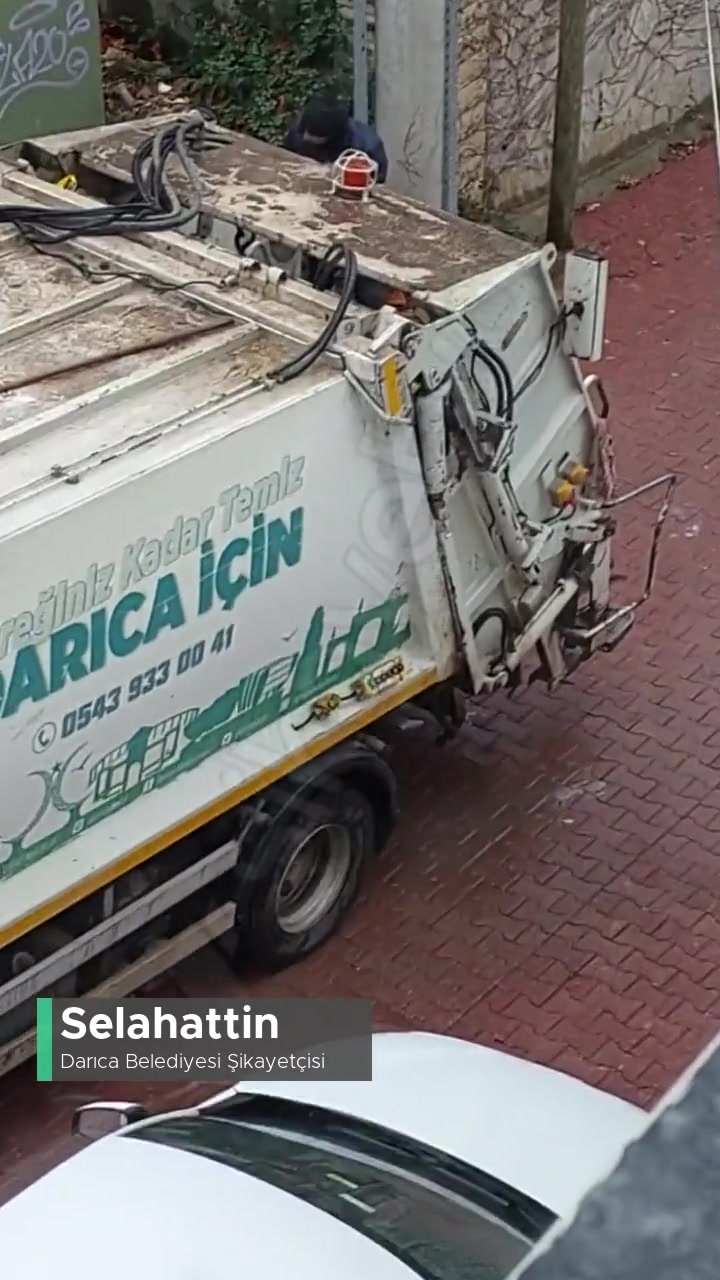 Darıca Belediyesi'nin Çöp Kamyonundan Sokağımıza Dökülen Çöp Suyu! videonun kapak resmi