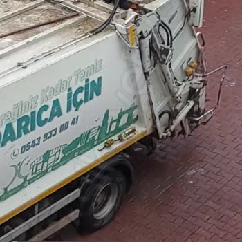 Darıca Belediyesi'nin Çöp Kamyonundan Sokağımıza Dökülen Çöp Suyu!