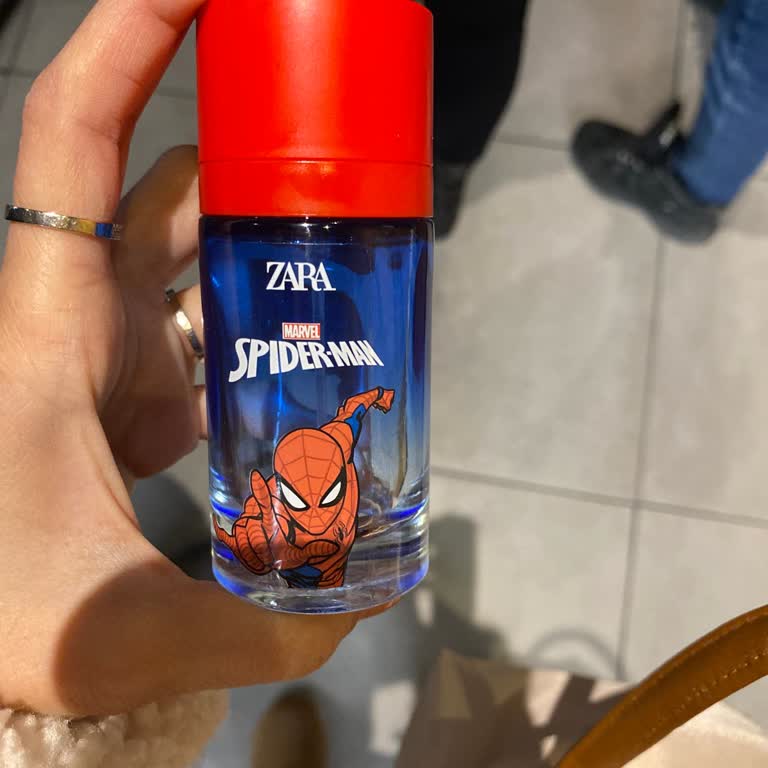 Boş Parfüm Şişesi Ve Suçlayıcı Müdür