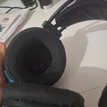 Yıpranan Kulaklık Parçalanıyor