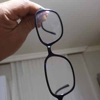 Gözlük Temizleme Mendili Faciası: Çiziklerle Dolan Gözlükler