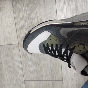 Zapatos Nike Air defectuosos, calidad de cordones decepcionante