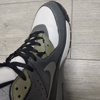 Zapatos Nike Air defectuosos, calidad de cordones decepcionante