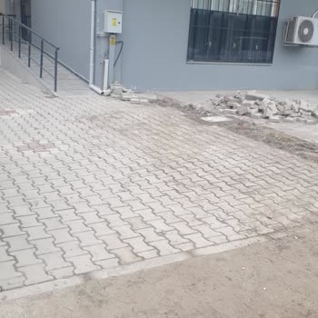 İzinsiz Kum Yığını Ve Zarar Gören Park Dubaları