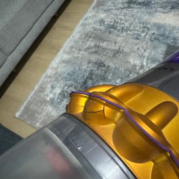 Dyson V15 Süpürge Gövdesinde Çatlak Ve Yüksek Tamir Ücreti
