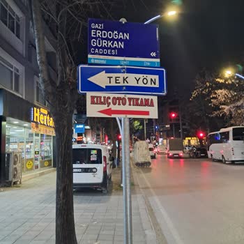 Mahalle Girişinde İzinsiz Reklam Tabelası Sorunu