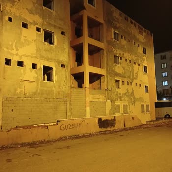 Terk Edilmiş Yurt Tehlike Saçıyor