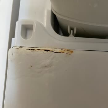 Çamaşır Makinesi Su Kaçırıyor Ve Mobilyaları Deforme Ediyor