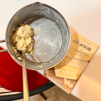 Çikolata Eriyince Ortaya Çıkan Şok!