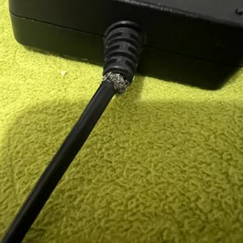 Bilgisayar Şarjı Eriyor, Acil Yardım Gerekli!