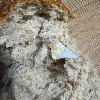 Migros'tan Aldığımız Ekmeğin İçinden Etiket Çıktı!