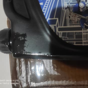 Patlak Motor Yağı Ve İlgisiz Satıcı