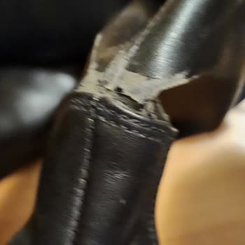 Derimod'dan Alınan Çizmeler Neden Dökülüyor