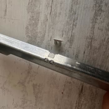 Çekmece Rayı Sorunu: Kırık Tırnaklar