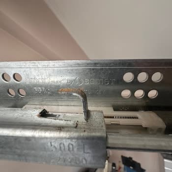 Çekmece Rayı Sorunu: Kırık Tırnaklar