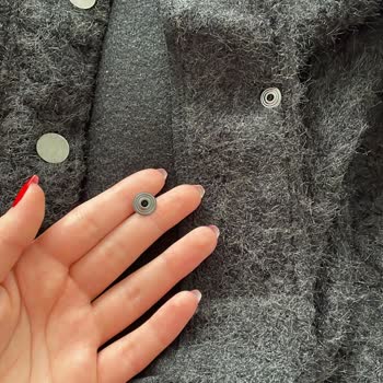 Düğmesi Kopan Mont İçin Çözüm Bekliyorum