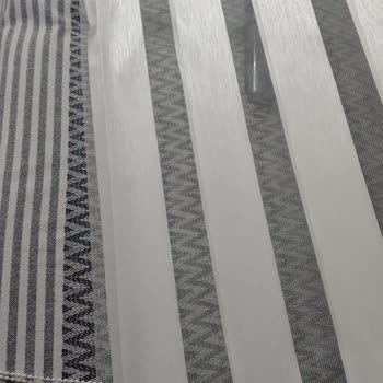 Kötü Hizmet: Yıkanmamış Ve Hasarlı Perdeler İle Halı