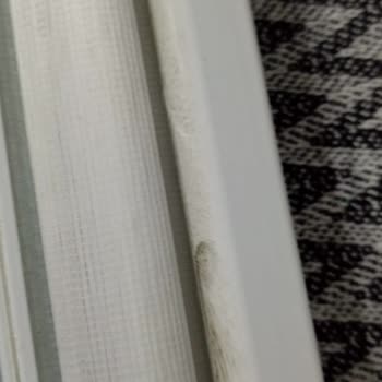 Kötü Hizmet: Yıkanmamış Ve Hasarlı Perdeler İle Halı