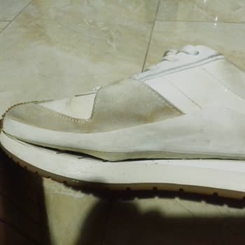 Calvin Klein Ayakkabının Tabanı Ayrıldı