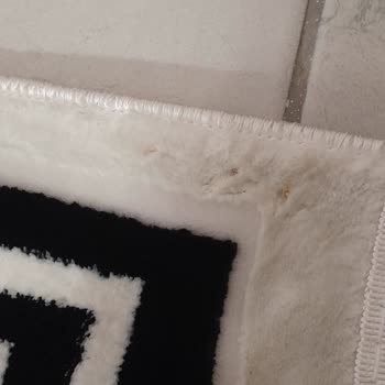 Karbeyaz Halı Yıkama (Kırşehir) Etiket Zımbası Ön Yüze Geçmiş Paslanmış Bir Şekilde Geldi