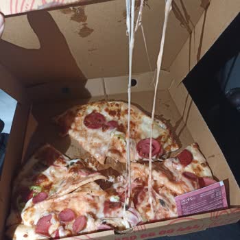 Eksik Malzemeli Ve Dağınık Pizza