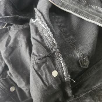 Yırtık Ve Dikilmiş Pantolon: Lefties Mağaza Deneyimi