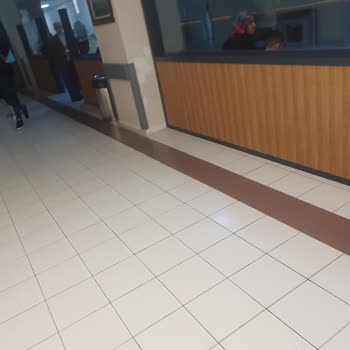 Hastanede Oturma Alanı Eksikliği: Uzun Süre Ayakta Bekleyen Hastalar