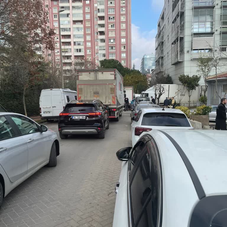 Yolumuzu Kapatan Kamyonet Ve İlgisiz Personel