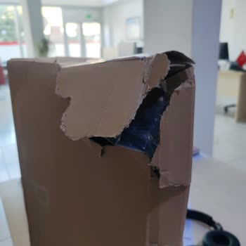 Yırtılmış Kargo Kutusu Ve Güvenlik Sorunu