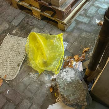 Şok Marketin Apartman Girişini İşgali Ve İlgisiz Çalışanlar