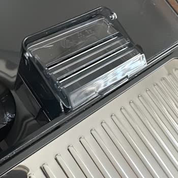 Kırık Kahve Makinesi Ve Çözüm Bekleyen Müşteri