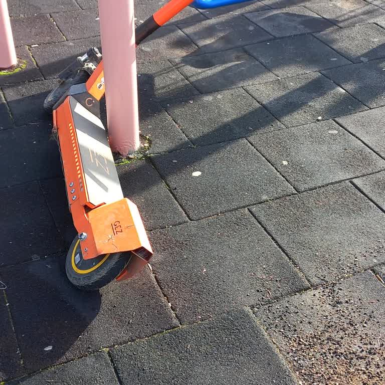 Bandırma'da Yanlış Park Edilen Scooter Sorunu