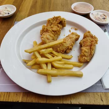 İstinye Tavukçusu'nda Tekrarlayan Hijyen Sorunu: Yemeklerde Kıl Çıkması