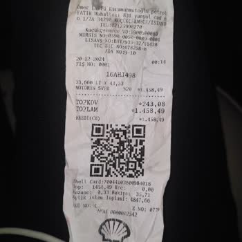 Shell İstasyonunda Yakıt Taşması Ve İlgisiz Çalışanlar