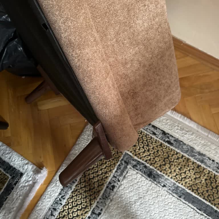 Kırık Puf Ayağı Ve İlgisiz Servis