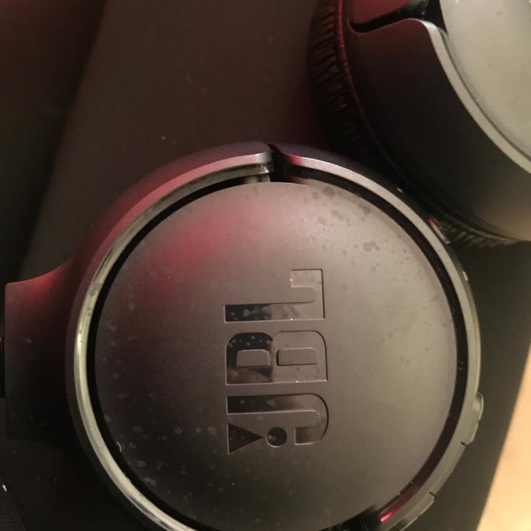 JBL Kulaklıkta Kalıcı Lekelerle İlgili Yardım Talebi