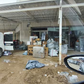 Aras Kargo'nun Sorumsuzluğu: Günlerdir Bekleyen Kargolar Ve Çamur İçindeki Paketler