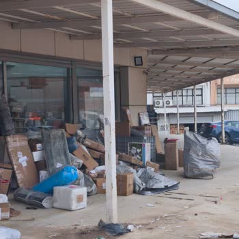 Aras Kargo'nun Sorumsuzluğu: Günlerdir Bekleyen Kargolar Ve Çamur İçindeki Paketler