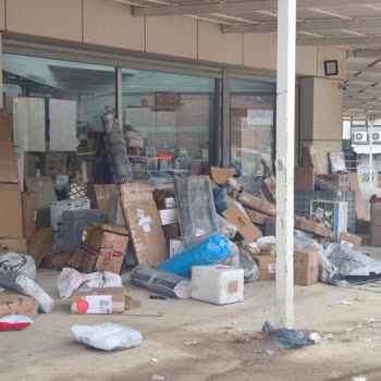 Aras Kargo'nun Sorumsuzluğu: Günlerdir Bekleyen Kargolar Ve Çamur İçindeki Paketler